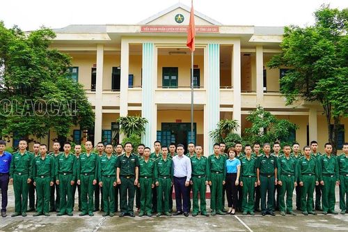 Huyện Văn Bàn thăm, tặng quà động viên chiến sỹ mới nhập ngũ