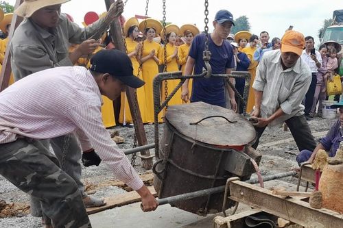 Nghệ An: Chùa Non Nước rót đồng đúc đại hồng chung có trọng lượng 1 tấn