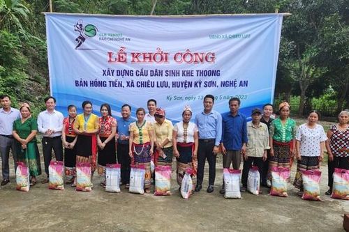 CLB Tennis Báo chí Nghệ An khởi công cầu vượt lũ cho đồng bào dân tộc thiểu số
