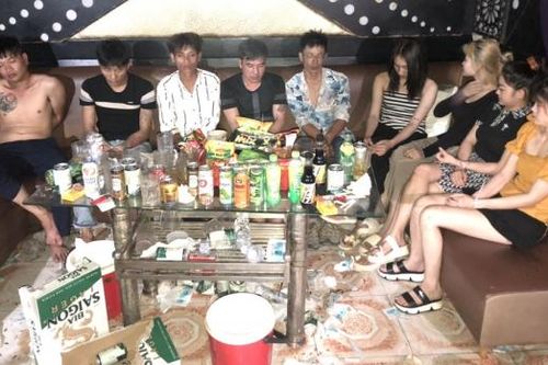 5 công nhân rủ nhau vào quán karaoke để 'phê' ma túy
