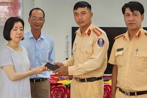 CSGT trao trả tài sản cho du khách Hàn Quốc