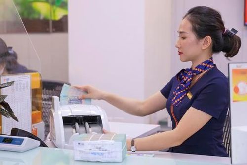 Doanh nghiệp chờ đợi, ngân hàng vẫn chậm giảm lãi vay