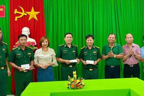 Đoàn công tác Hội Nhà báo Hà Nội tặng quà Mẹ Việt Nam anh hùng, tặng học bổng cho học sinh tại Kiên Giang