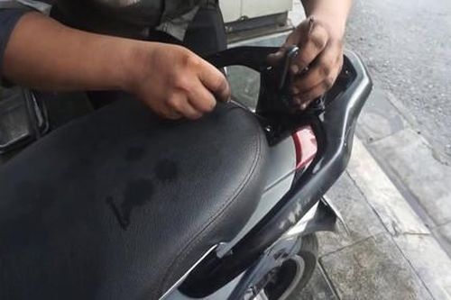 Bắt nam công nhân chuyên móc cốp xe máy của đồng nghiệp trộm tài sản