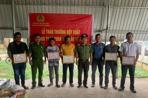 5 quần chúng dũng cảm bắt cướp được khen thưởng