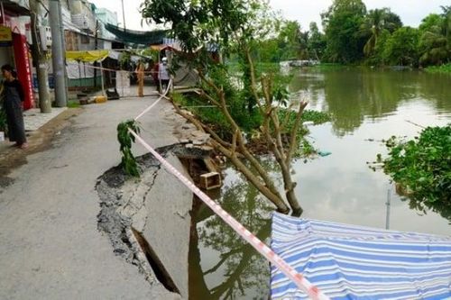 Sạt lở uy hiếp nhiều nhà dân tại Đồng Tháp