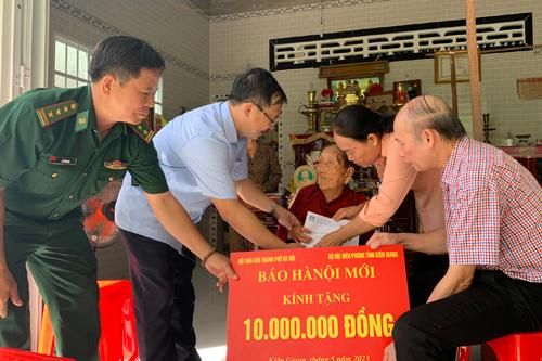 Báo Hànôịmới trao quà tặng Bà mẹ Việt Nam anh hùng tại tỉnh Kiên Giang