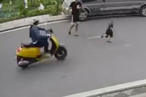 Hành vi đánh người, đặc biệt là phụ nữ khi va chạm giao thông là thiếu văn hóa, không thể chấp nhận
