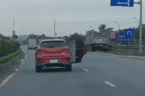 Ngao ngán cảnh ô tô con trở hàng cồng kềnh, vừa đi vừa mở cửa xe trên đường quốc lộ