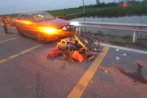 Va chạm với ô tô, người phụ nữ điều khiển xe máy tử vong