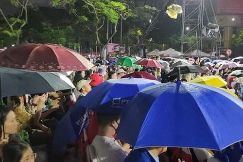 Hàng vạn người dân, du khách đội mưa dự Lễ hội Hoa phượng đỏ Hải Phòng