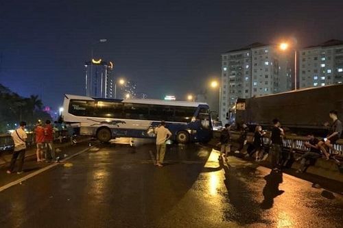 Xe khách nổ lốp trên đường Vành đai 3 vi phạm không truyền dữ liệu giám sát hành trình