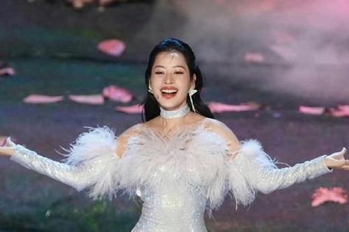 Nể phục cách Chi Pu và ê-kíp xử lý rắc rối trang phục chỉ 2 phút trước khi ghi hình