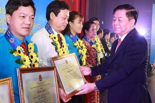 BẢN TIN MẶT TRẬN: Đẩy mạnh học tập tấm gương đạo đức Hồ Chí Minh trong tổ chức Công đoàn