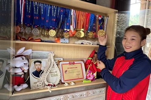 'Cô gái vàng' Kun Khmer: Vừa nhận huy chương đã phải lên đồi thu hoạch quế