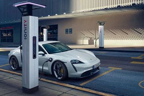 Xe điện của Porsche sắp ra mắt với phạm vi 800 dặm và thời gian sạc 15 phút