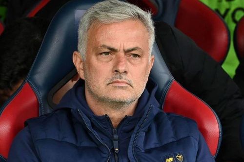 Thầy trò Mourinho 'buông' cuộc đua top 4