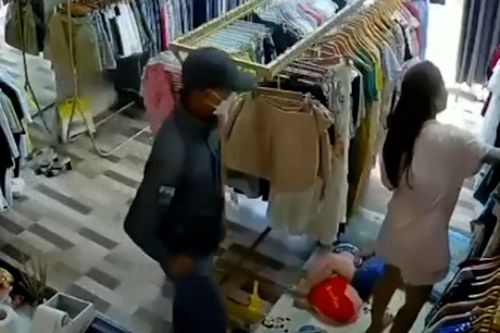 Chủ cửa hàng quần áo bị nghi phạm cướp kề dao vào cổ