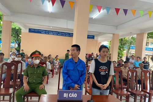 Vợ chồng 'biểu diễn' xe máy trên đèo Hải Vân lãnh án