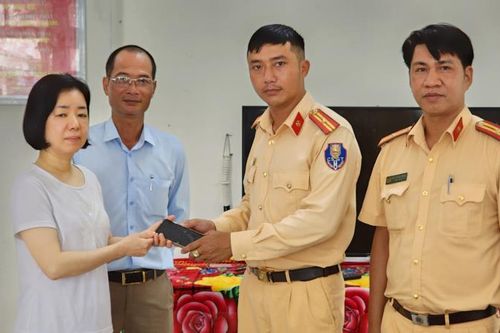 Cảnh sát giao thông Đà Nẵng nhanh chóng tìm lại tài sản để quên trên xe taxi cho du khách nước ngoài