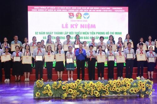 Tuyên dương Cháu ngoan Bác Hồ và thiếu nhi thi đua học tập tốt, rèn luyện chăm