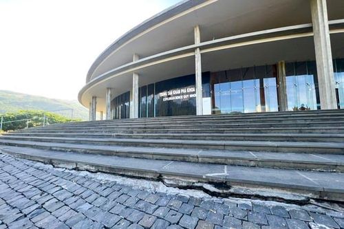 Tận mục những vết rạn nứt tại tòa nhà khoa học gần 200 tỷ ở Bình Định