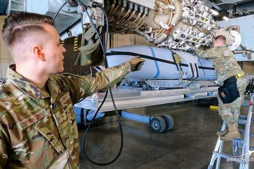 Lộ sức mạnh khủng khiếp của B-1B trong video mới