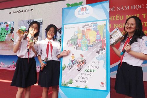 Học sinh diện trang phục với thông điệp bảo vệ môi trường