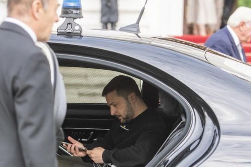 Ông Zelensky để quên điện thoại trong xe hơi ở Đức