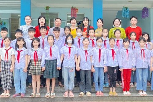 Ngôi trường ven biển 'nở hoa' trong gian khó