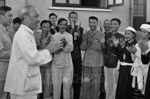 Bài 1: Món quà quý nhất với Bác Hồ