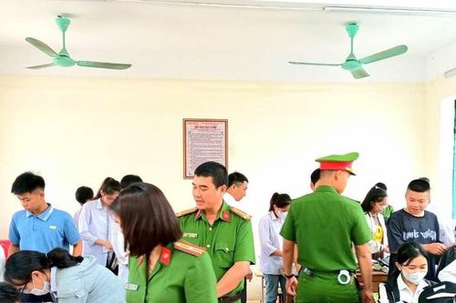 Công an Thanh Hóa ra quân kiểm tra việc chấp hành pháp luật của học sinh