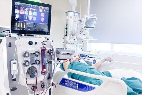 Mỗi ngày uống nửa lít rượu, máu của người đàn ông có màu bất thường