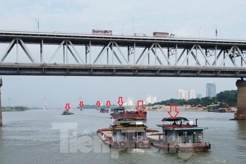 Nhiều tàu thuyền nghi chở quá tải 'thông chốt' cửa ngõ sông Hồng vào Hà Nội