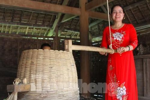 Về thăm quê Bác, thích thú trải nghiệm xay lúa, giã gạo
