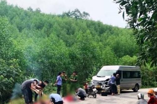 TT-Huế: Xe máy đâm trực diện ôtô 16 chỗ, hai người tử vong tại chỗ
