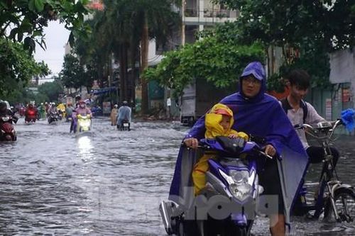 Mưa trắng trời giờ tan tầm, người dân TPHCM bì bõm lội nước về nhà