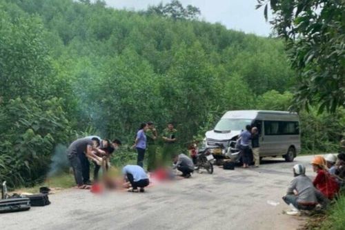 Va chạm giữa xe máy và xe 16 chỗ, hai người tử vong