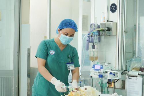 Ô tô bất ngờ phát nổ lớn, người phụ nữ trong xe bỏng nặng