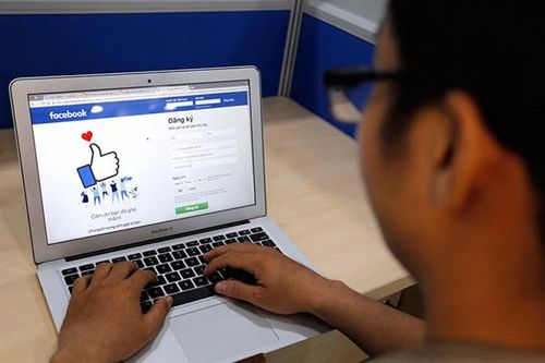 Facebook xin lỗi về sự cố tự động kết bạn khi xem 'tường' người lạ
