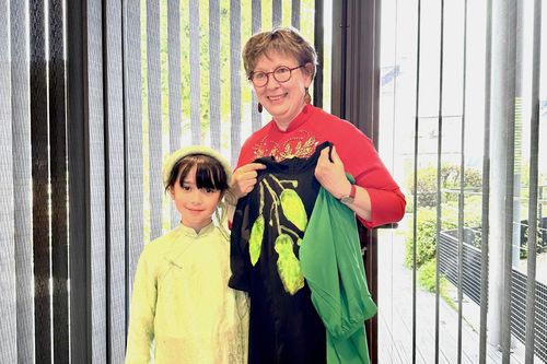 'Nghe áo dài kể chuyện' tại Pháp: Những câu chuyện chạm tới trái tim