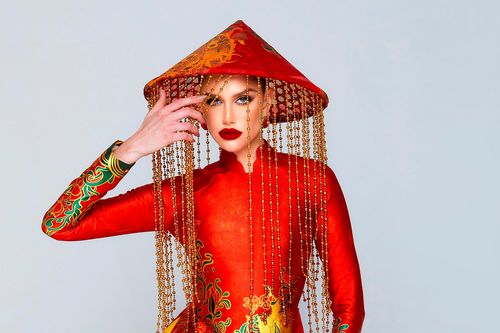 Đương kim Miss Grand International diện áo dài, đội nón lá Việt Nam