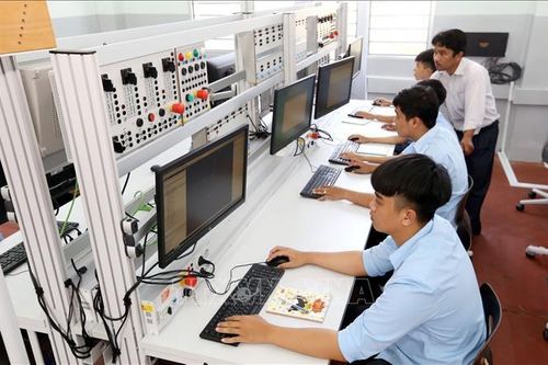 Phát triển nguồn nhân lực người dân tộc thiểu số vùng Đồng bằng sông Cửu Long