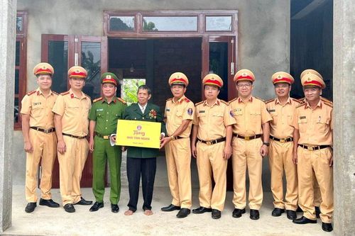 Nghĩa cử giúp bà con nghèo miền núi vượt khó của lực lượng CSGT