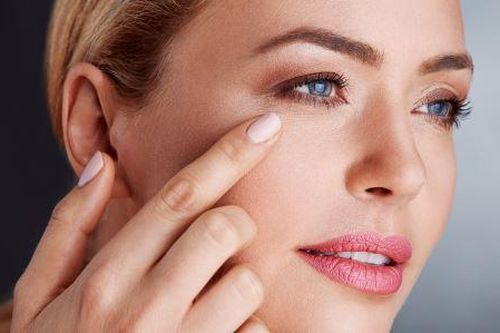Thói quen âm thầm phá hủy đôi mắt của bạn