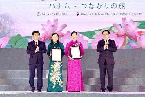 Chủ tịch Quốc hội trao quyết định công nhận 2 bảo vật quốc gia cho tỉnh Hà Nam