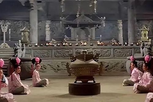Canh giữ hoàng lăng đáng sợ đến mức nào? Cung nữ thà xuống mồ cùng Hoàng đế còn hơn phải phục vụ ở nơi sống không bằng chết này
