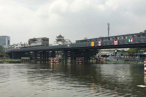 Cấm ô tô qua cầu An Phú Đông sau vụ sà lan tông trụ cầu