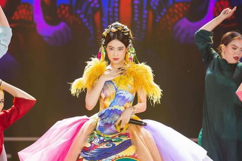 Đình đám quốc tế, 'See Tình' của Hoàng Thùy Linh bất ngờ bị viết sai tên trên sân khấu trong nước