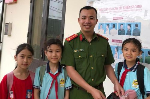 Đi học về, 3 học sinh lớp 5 nhặt được chiếc điện thoại và hành động bất ngờ sau đó